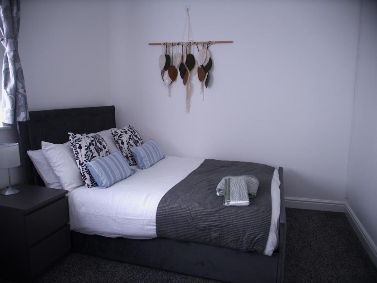Stylish 4 Bd Ft Ldn Parking Apartment