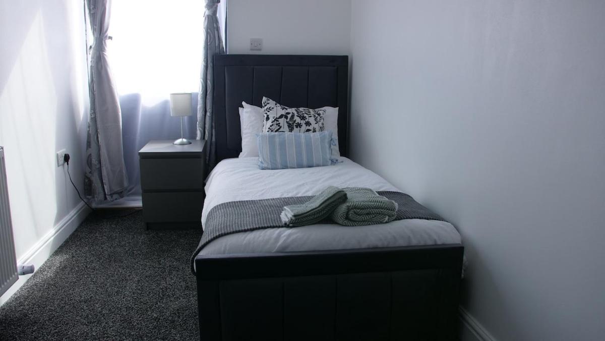 Stylish 4 Bd Ft Ldn Parking Apartment *