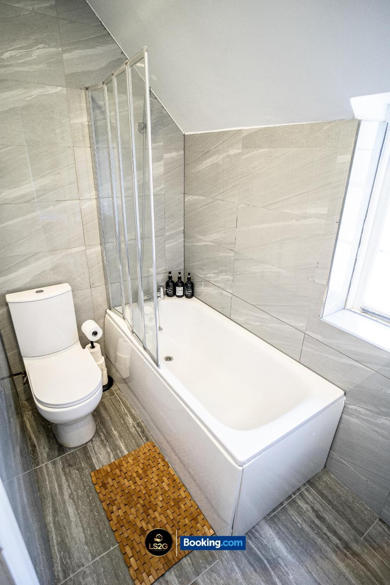 Amazing 3 Bedroom House By Ls2g Short Lets & Serviced Greater With Free Parking Сasa de vacaciones