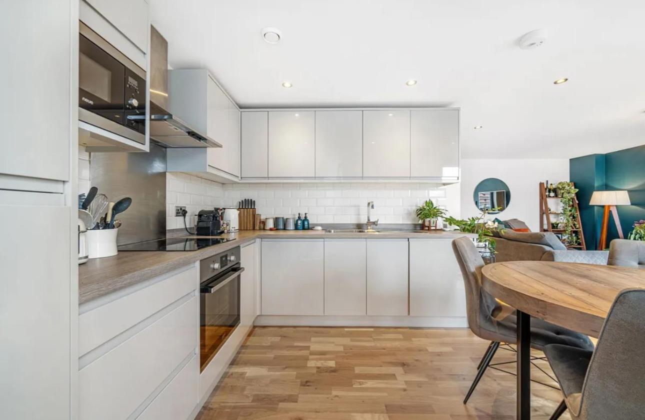 Dillion Wo 3 * London