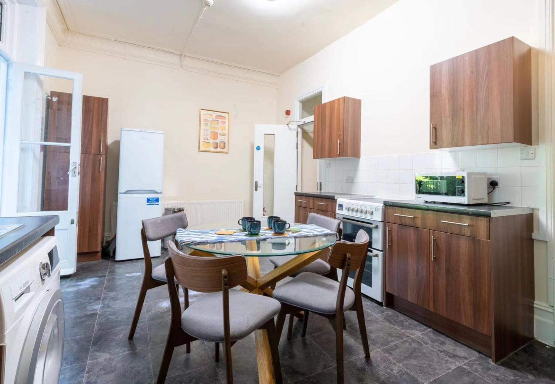 Two Beds In Camden Town Apartment