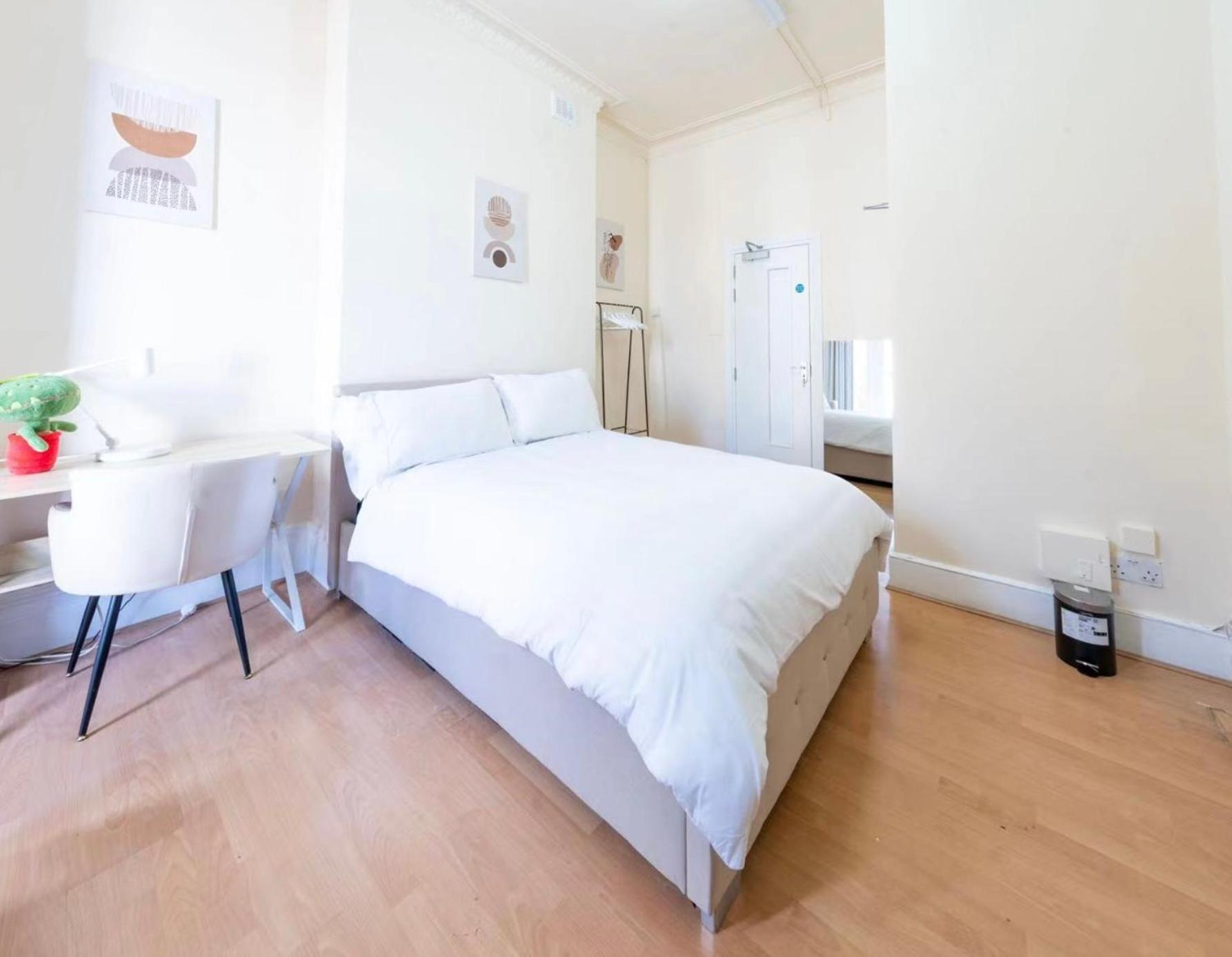 Spacious For Three In Camden Town London