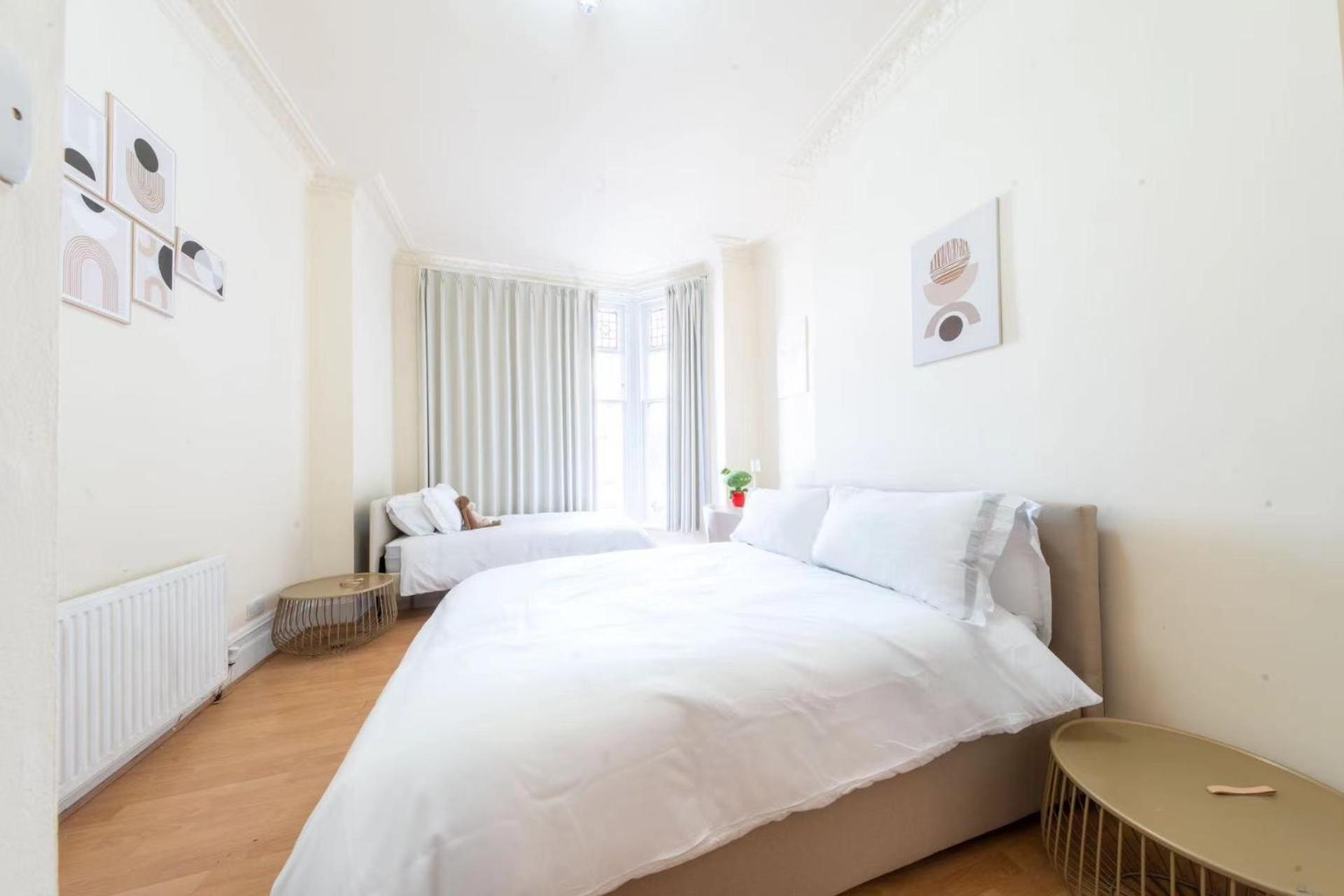 Spacious For Three In Camden Town