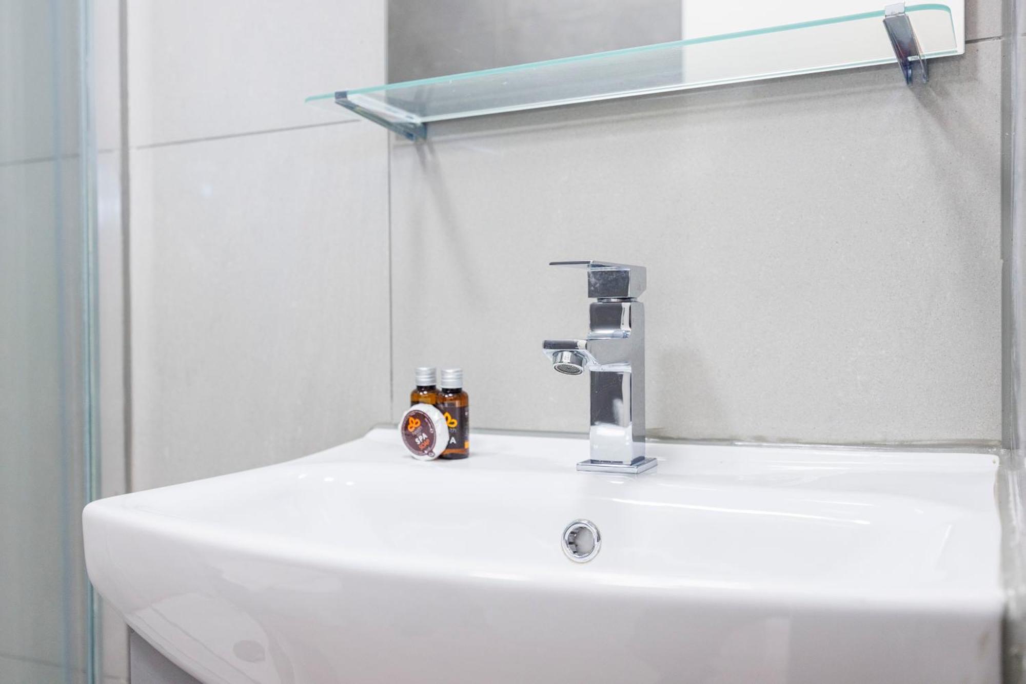 Apartment North West Ideal For Long & Short Offers *
