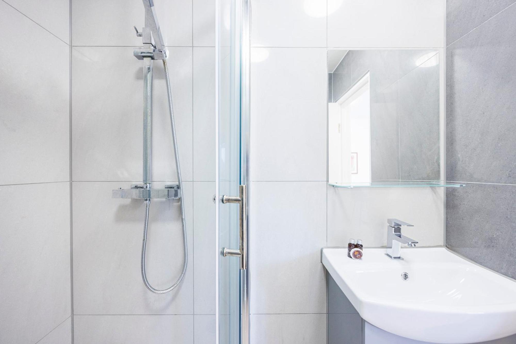 Apartment North West Ideal For Long & Short Offers