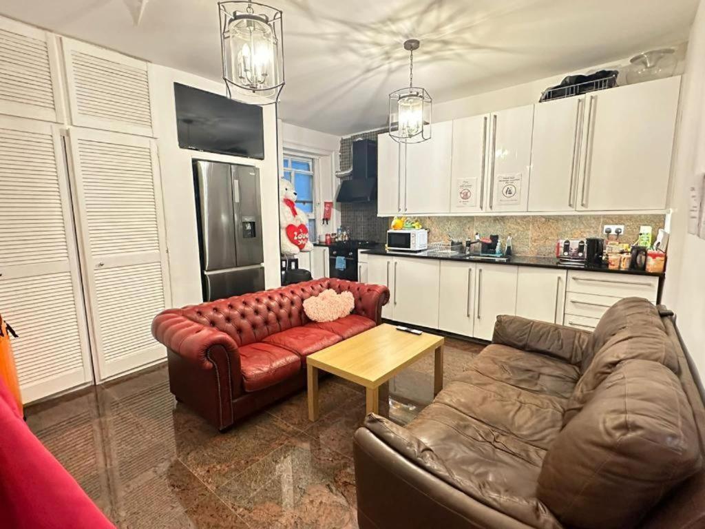 Spacious En Room, Opposite Of Tube Station, 5 Minutes From Oxford Street *