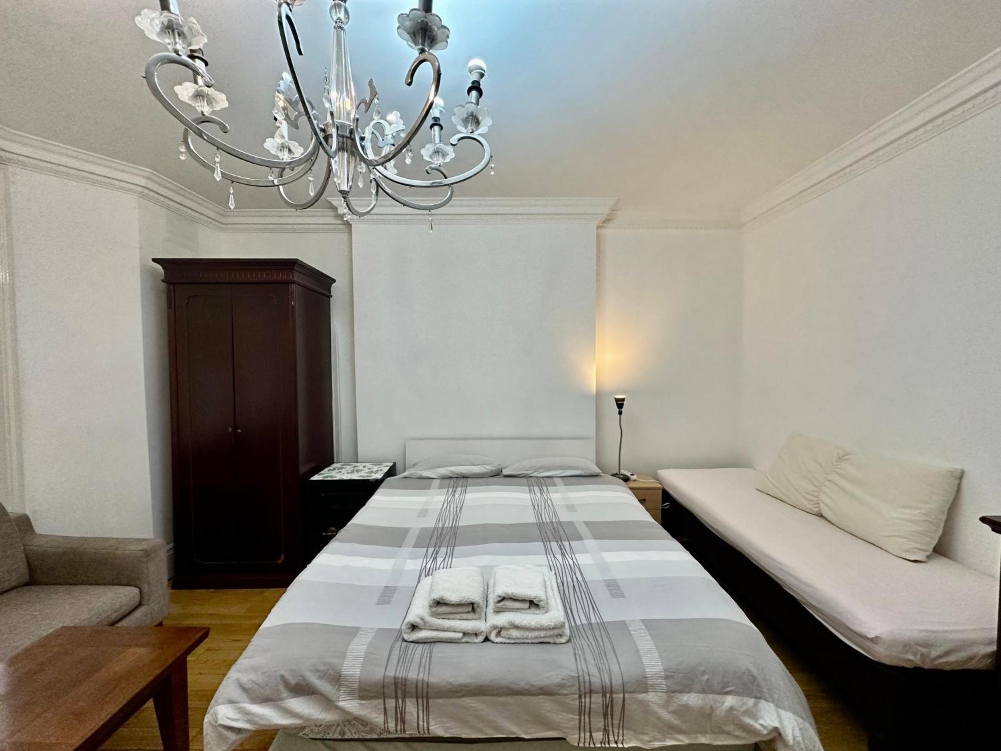 Spacious En Room, Opposite Of Tube Station, 5 Minutes From Oxford Street * London