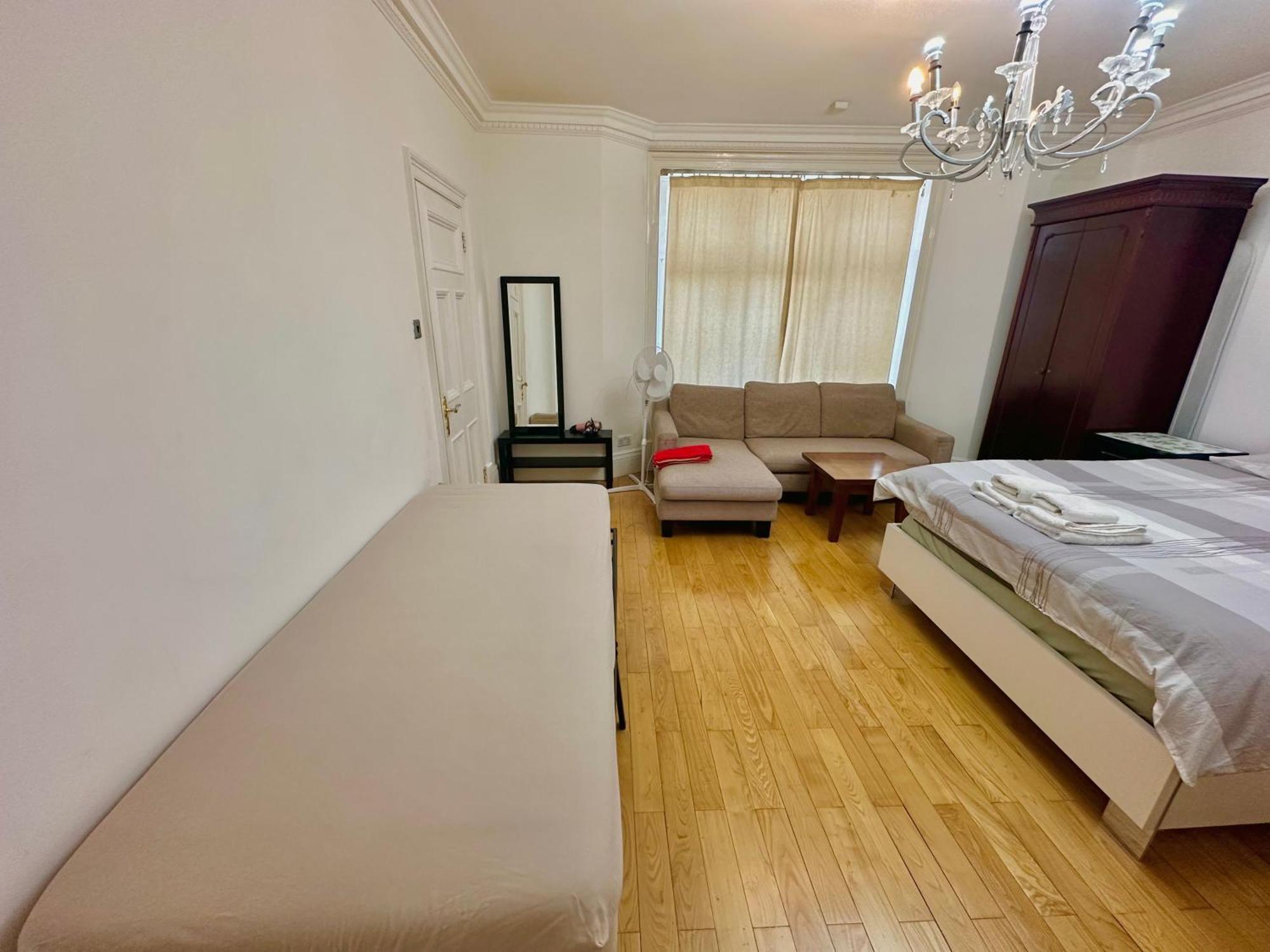 Spacious En Room, Opposite Of Tube Station, 5 Minutes From Oxford Street