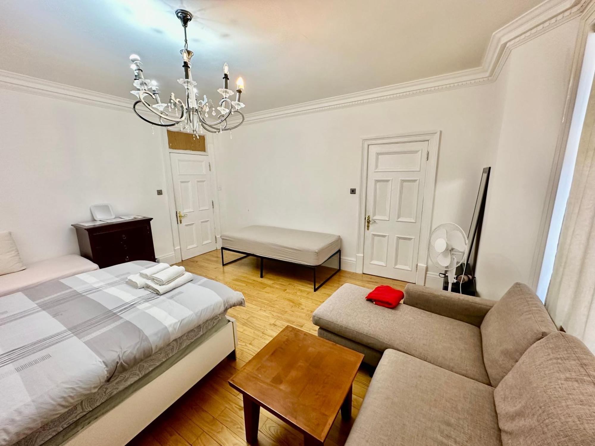 Spacious En Room, Opposite Of Tube Station, 5 Minutes From Oxford Street Guest house *