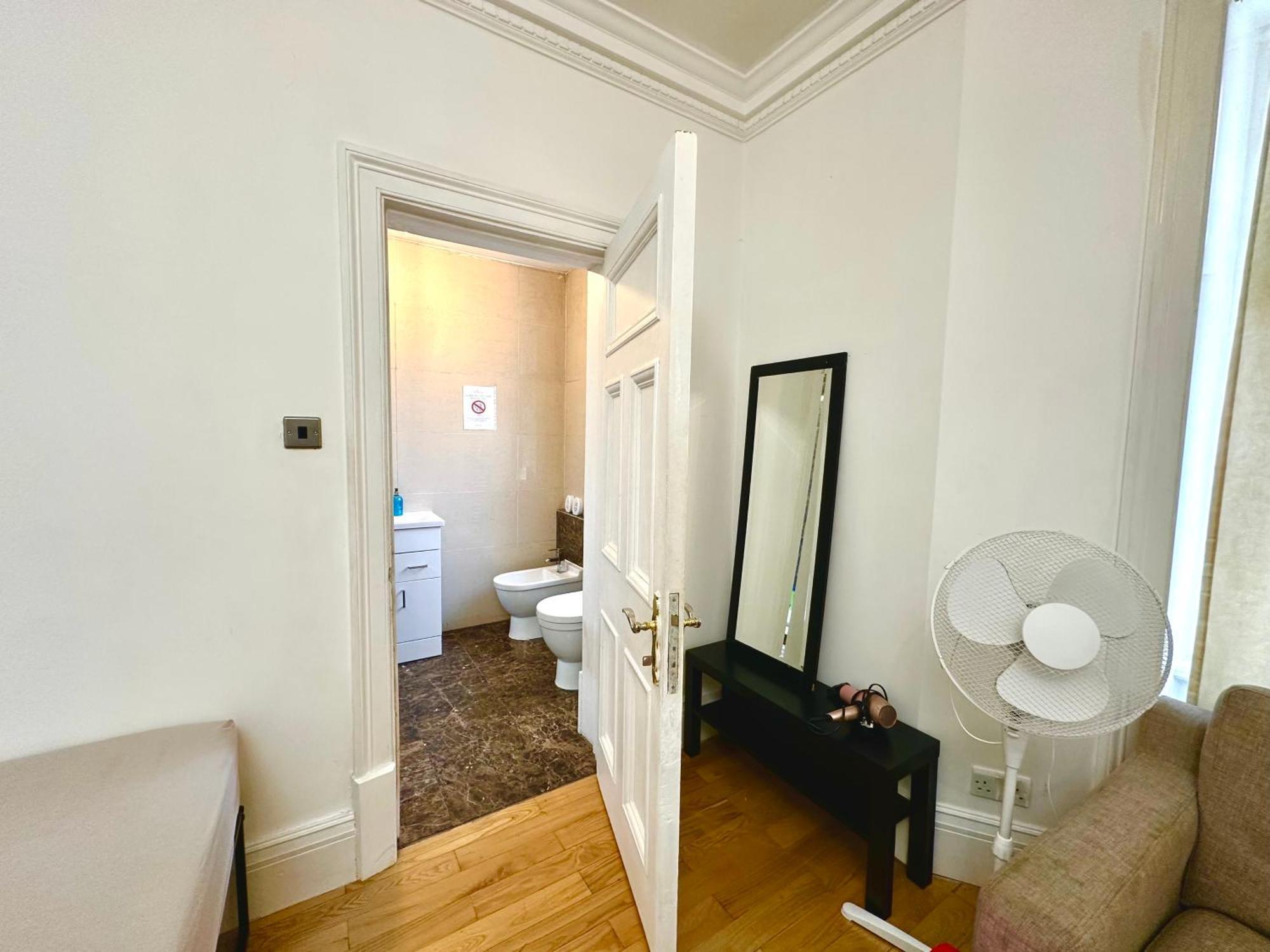 Spacious En Room, Opposite Of Tube Station, 5 Minutes From Oxford Street London