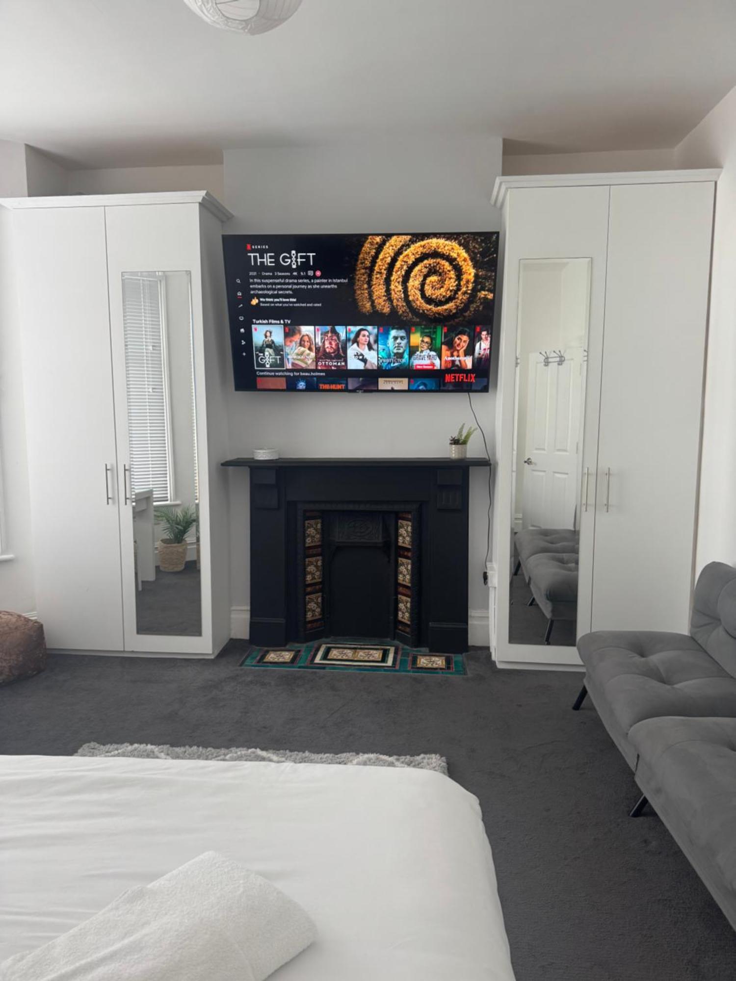 Mortimer Balcony Apartment