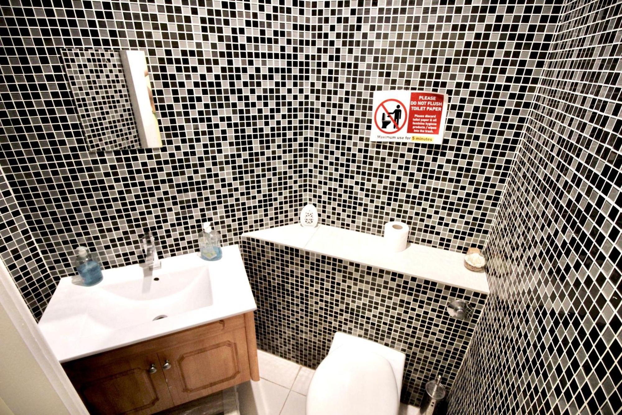 Spacious En Room, Opposite Of Tube Station, 5 Minutes From Oxford Street Guest house London