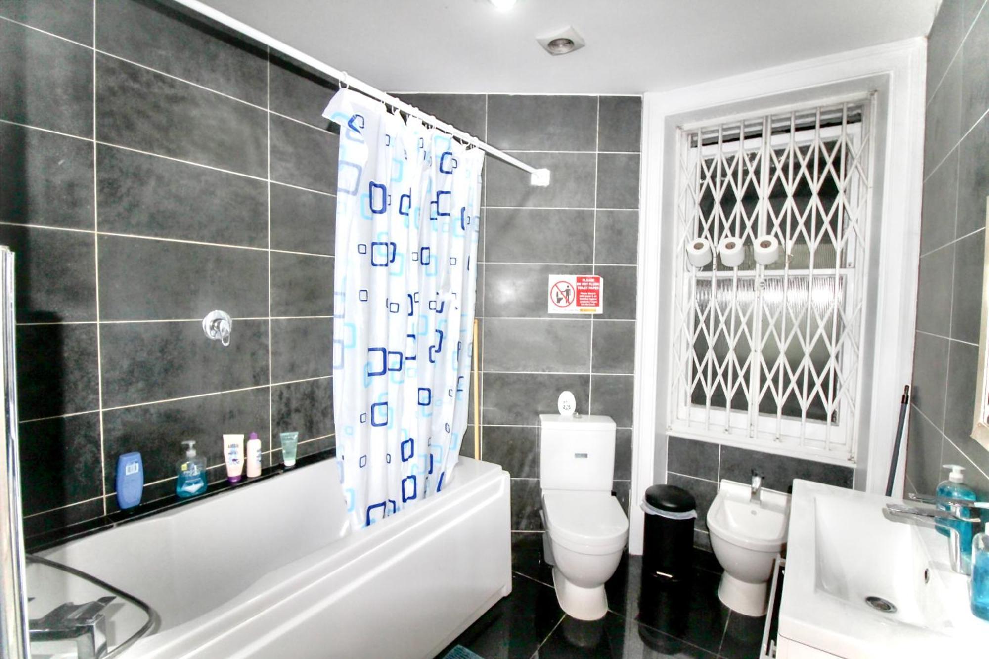 Spacious En Room, Opposite Of Tube Station, 5 Minutes From Oxford Street *