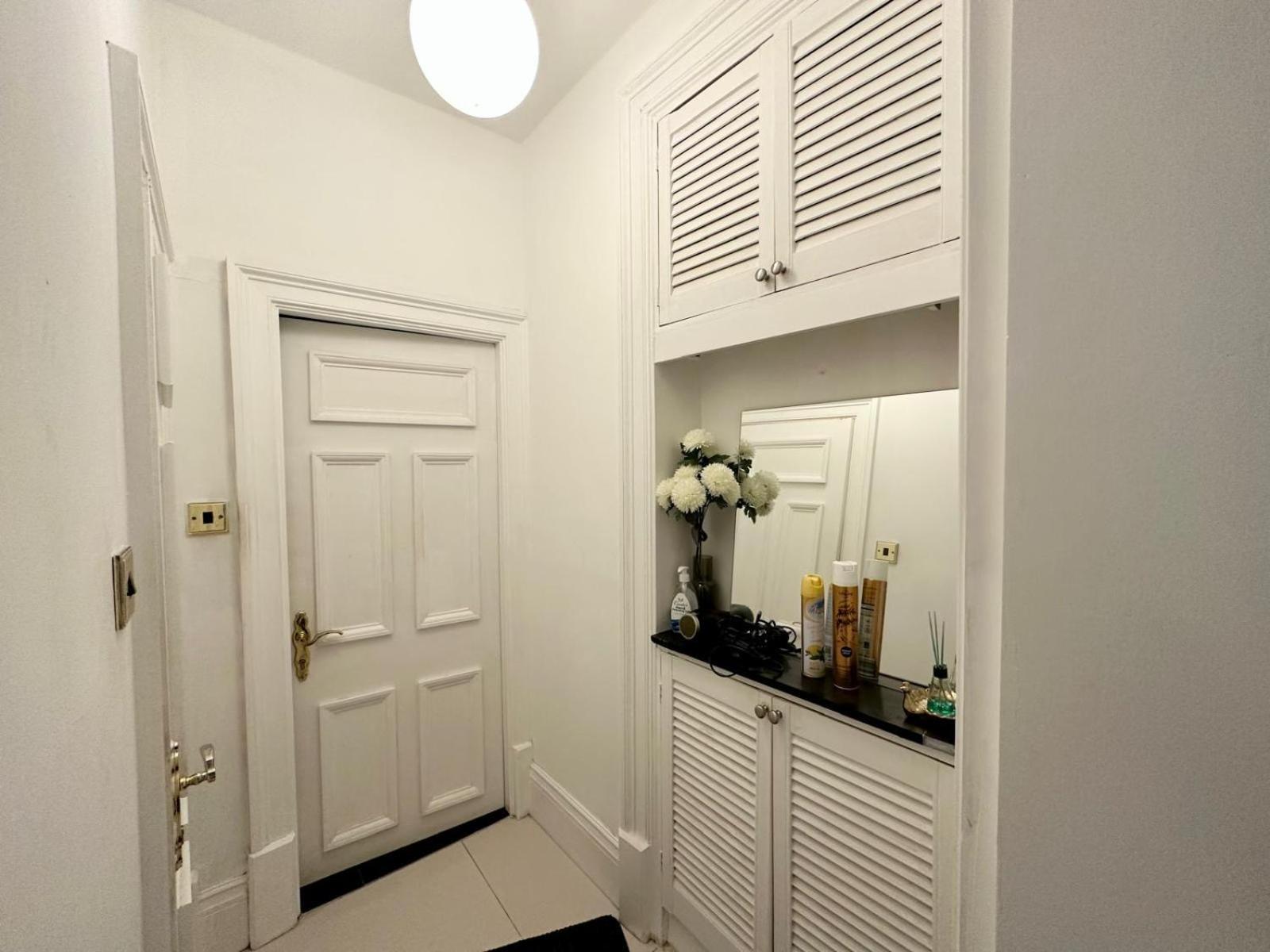 Spacious En Room, Opposite Of Tube Station, 5 Minutes From Oxford Street