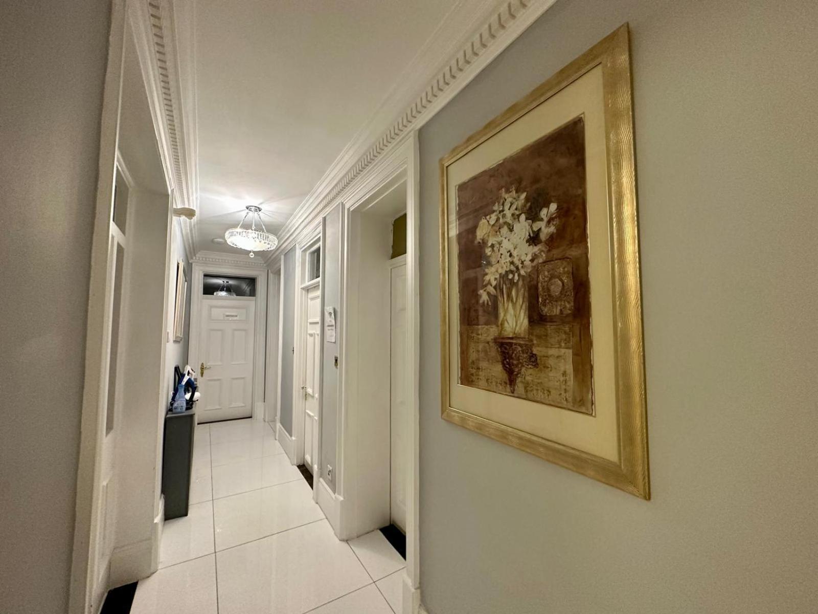 Spacious En Room, Opposite Of Tube Station, 5 Minutes From Oxford Street Guest house *