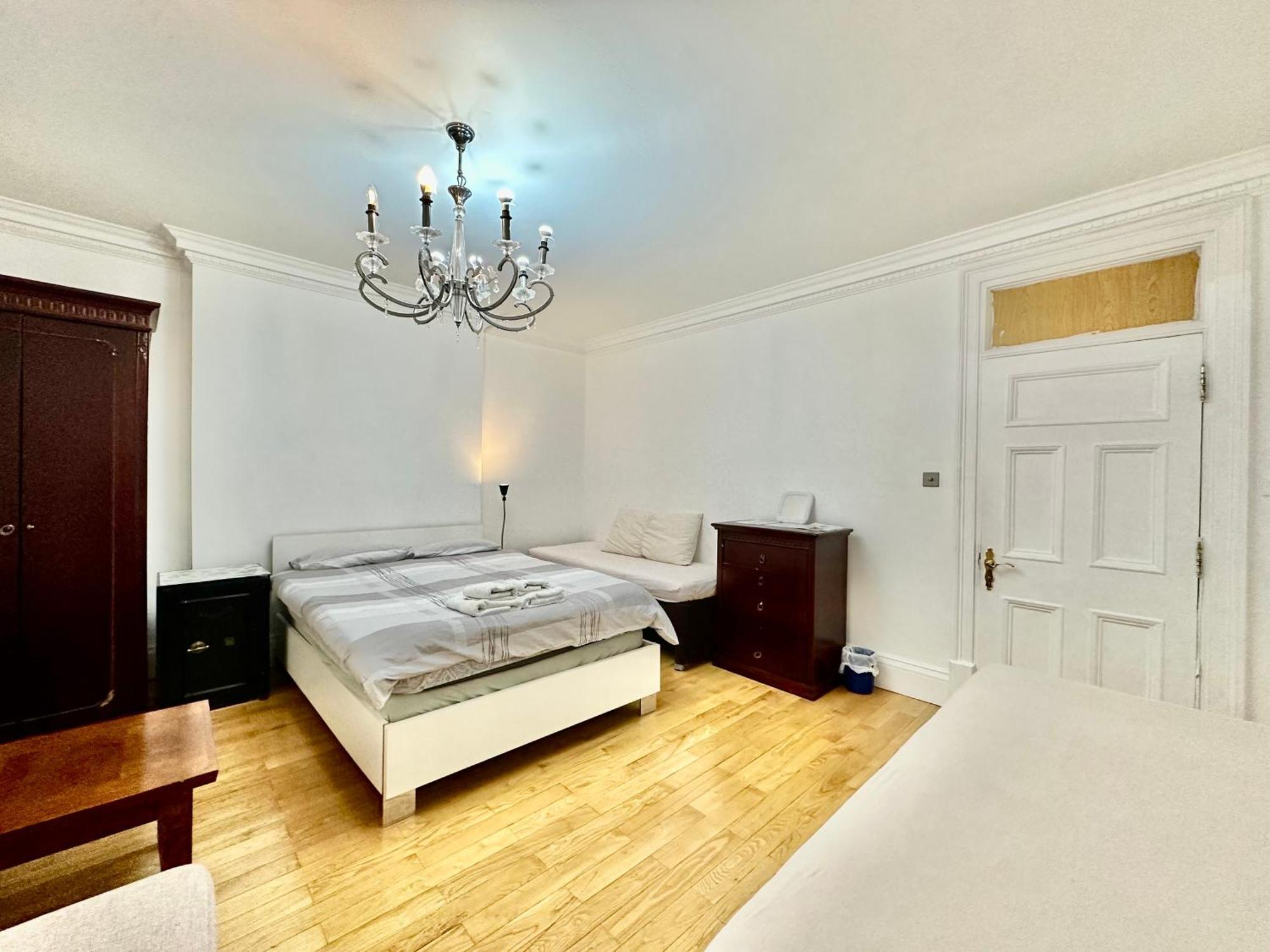Spacious En Room, Opposite Of Tube Station, 5 Minutes From Oxford Street Guest house London
