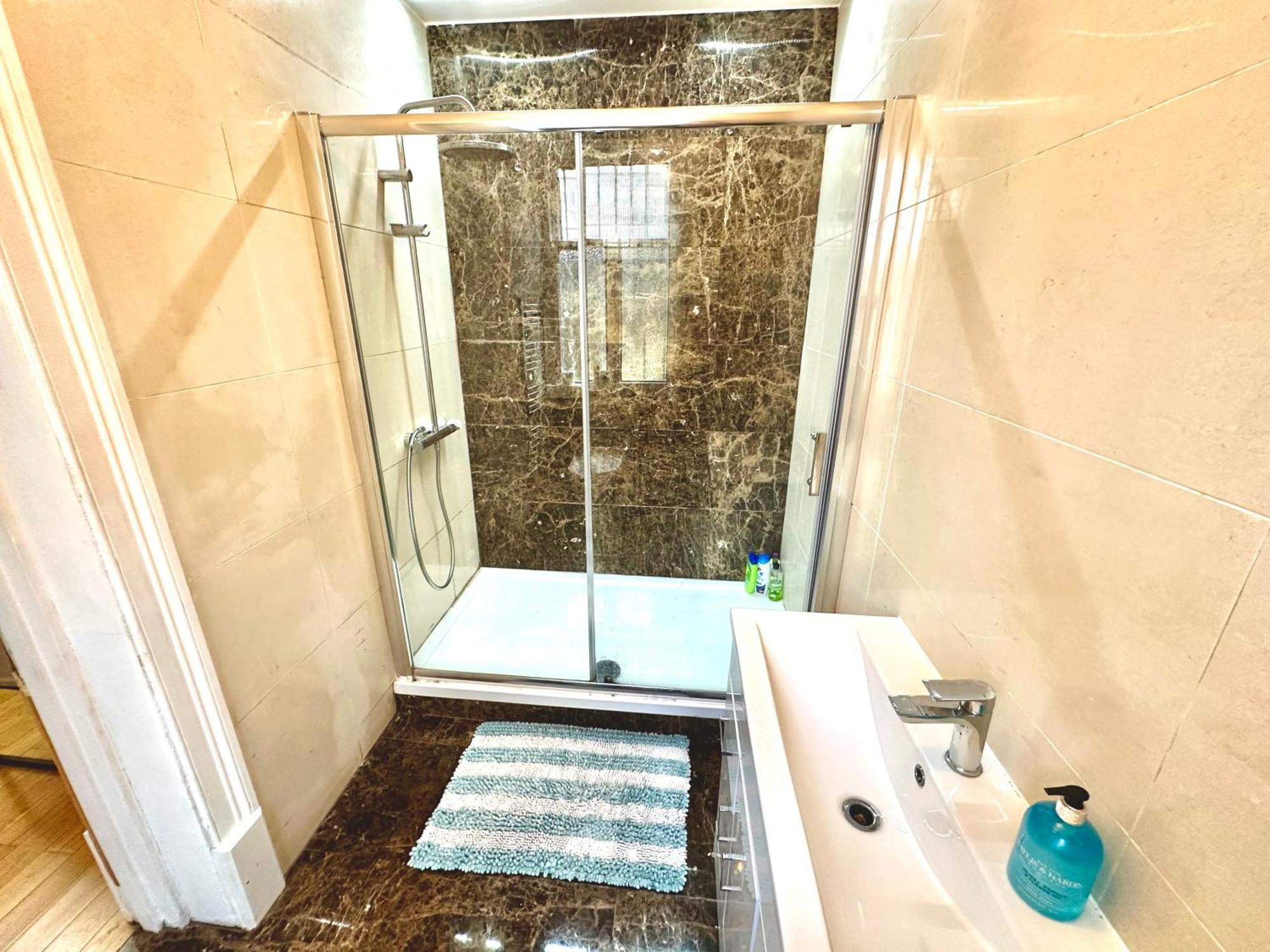 Guest house Spacious En Room, Opposite Of Tube Station, 5 Minutes From Oxford Street London