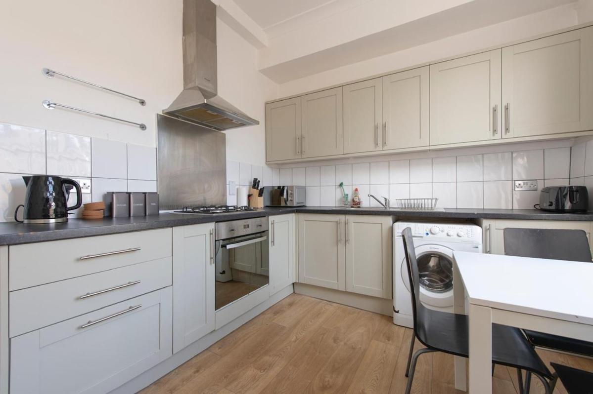 Split-level Spacious Family * London