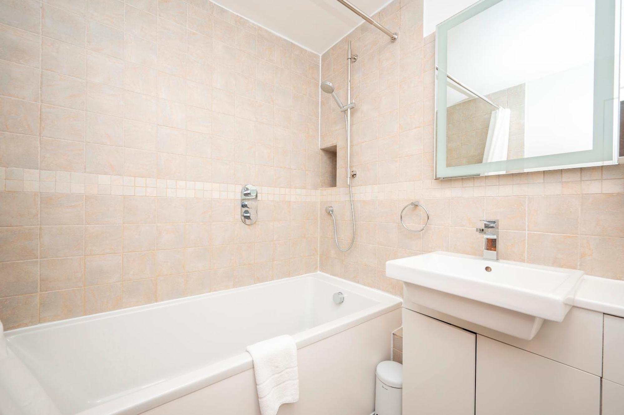 Pass The Keys Spacious 2br W Free Parking Patio Near Tube Holiday home London