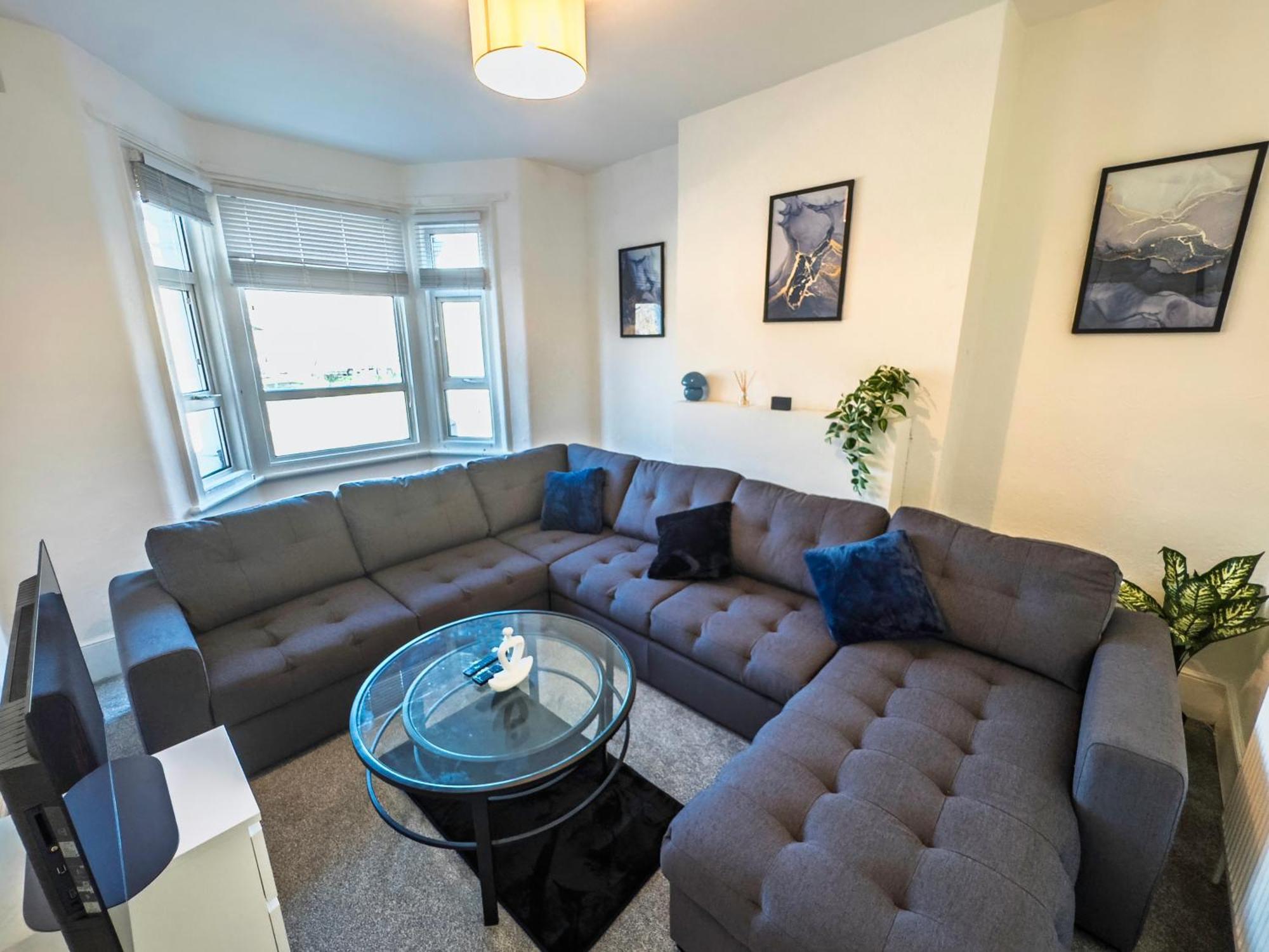 Spacious 3 Bed Apartment, 10 Mins From Wembley Stadium With Private Garden Apartment London