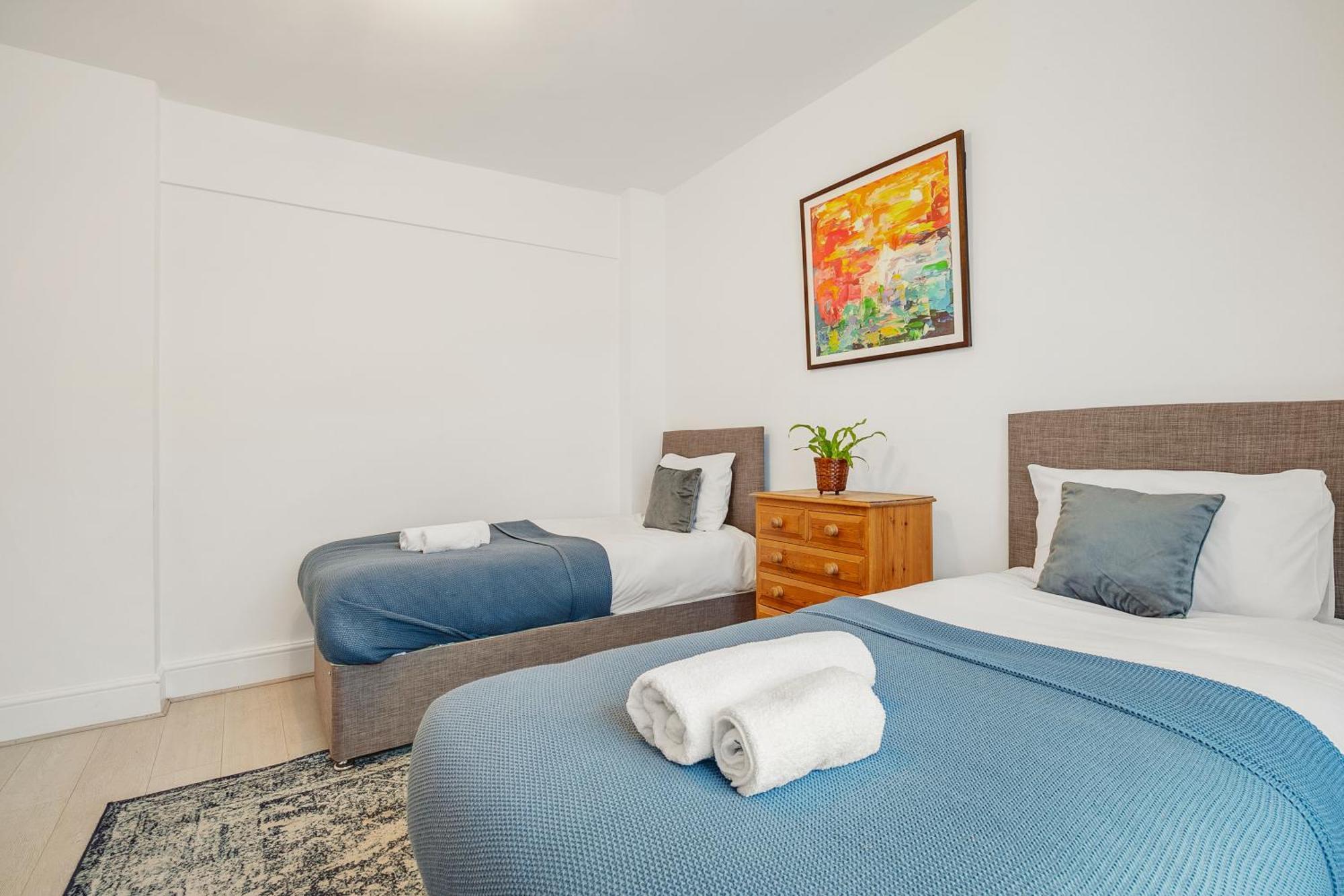 Spacious House In North London, Very Close To Train Station And Bus Stops, Near Tottenham Stadium & Lots Of Parking