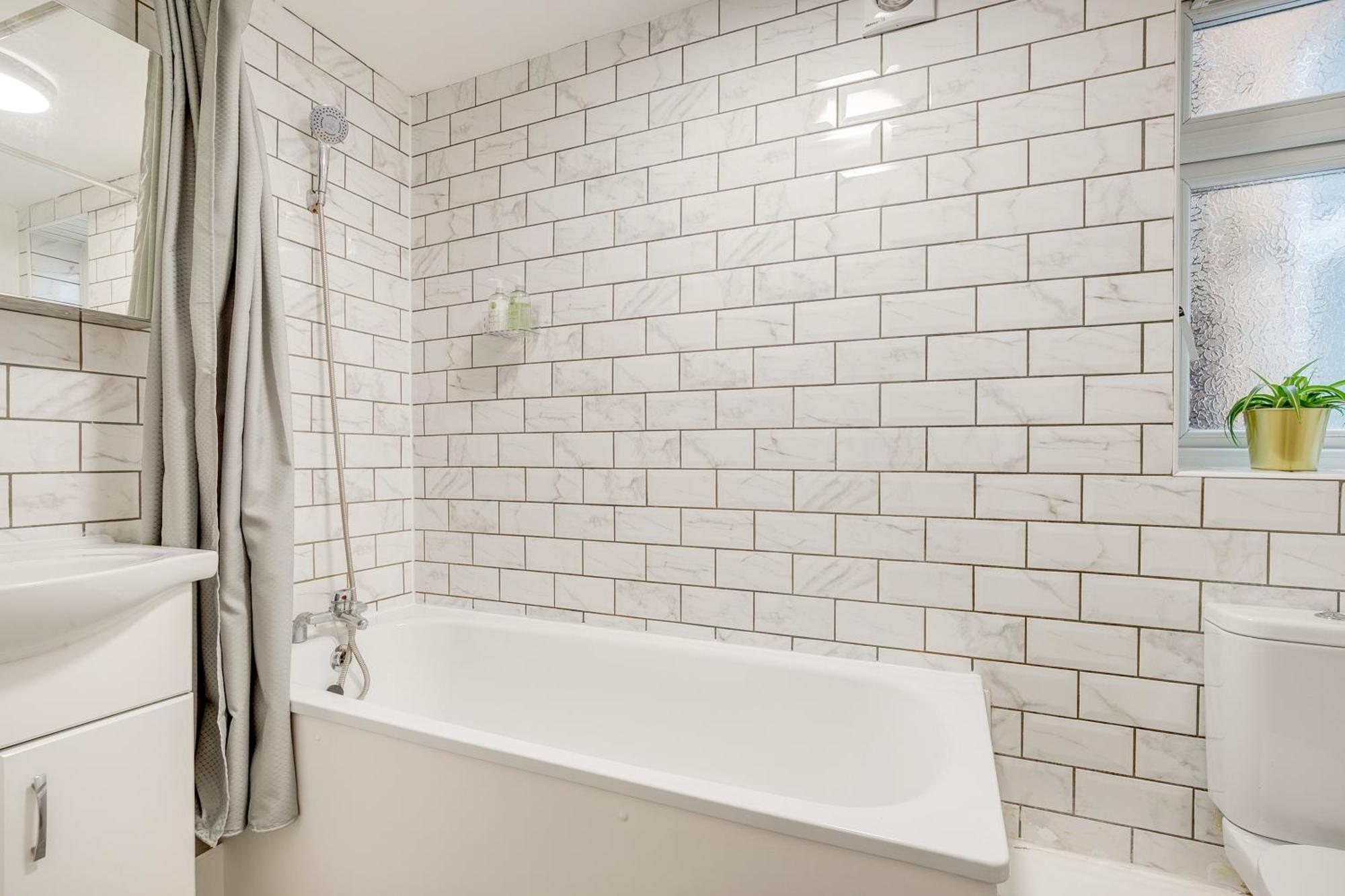 Spacious House In North London, Very Close To Train Station And Bus Stops, Near Tottenham Stadium & Lots Of Parking Apartment *