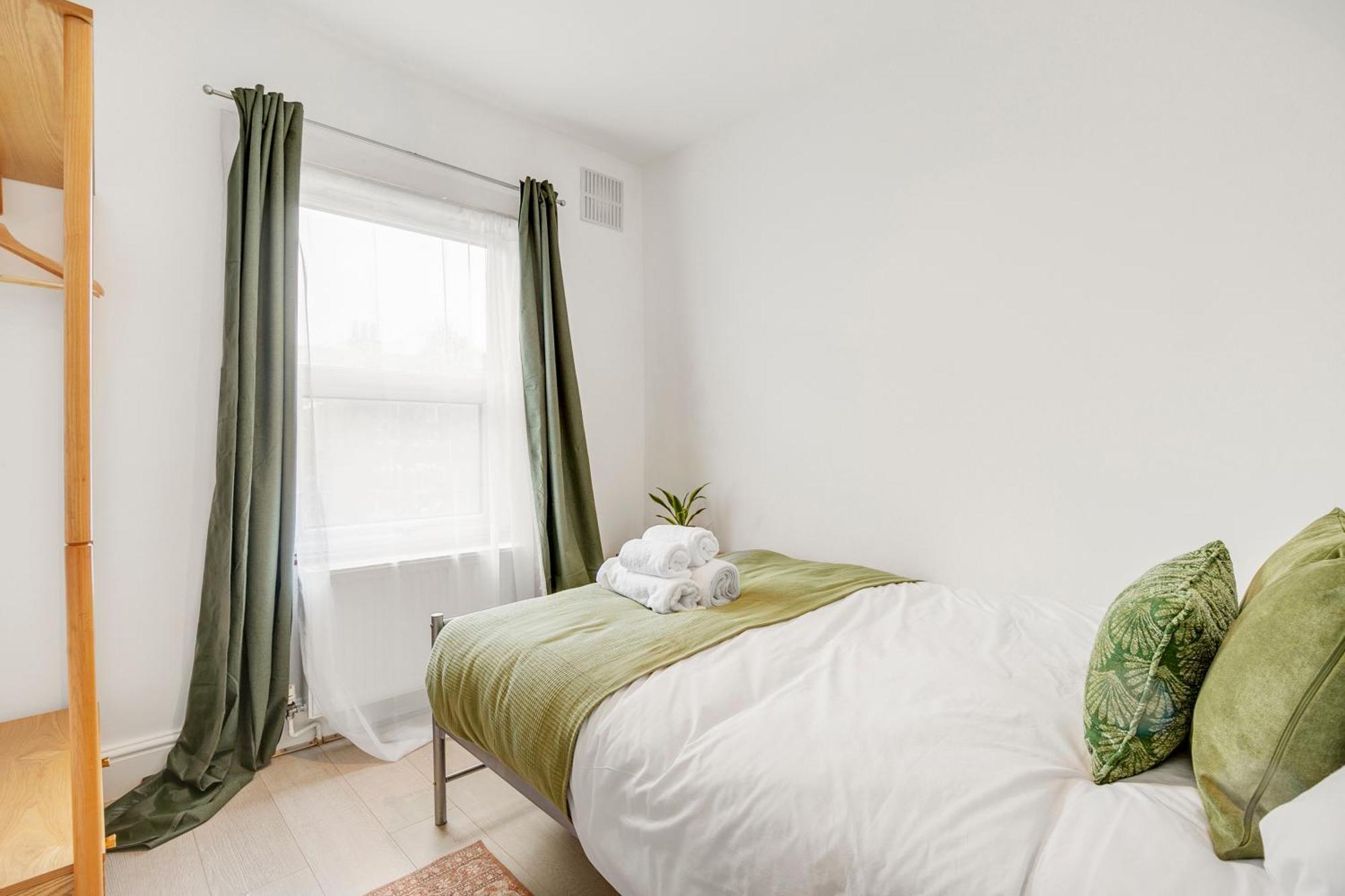 Apartment Spacious House In North London, Very Close To Train Station And Bus Stops, Near Tottenham Stadium & Lots Of Parking London