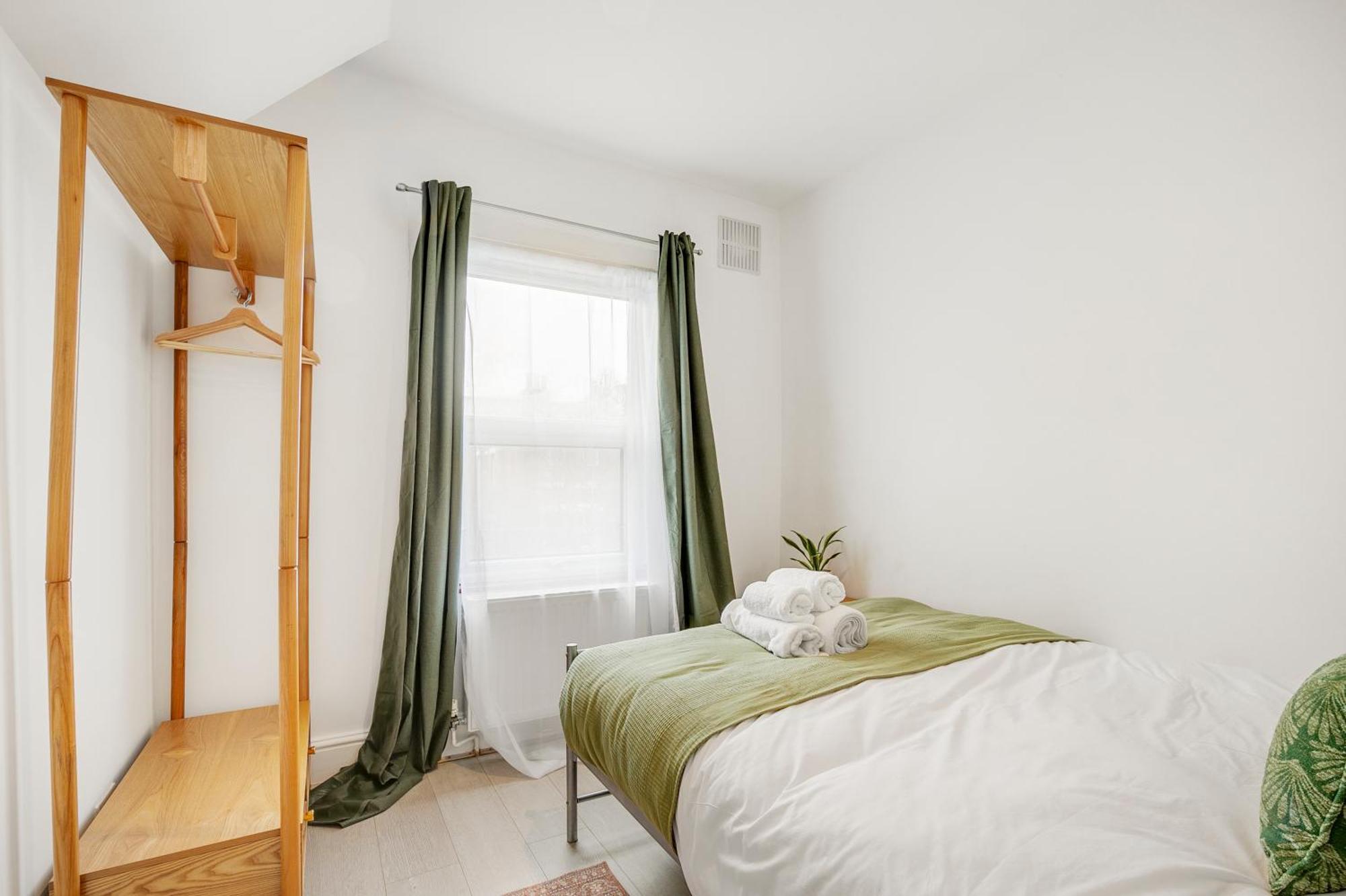 Spacious House In North London, Very Close To Train Station And Bus Stops, Near Tottenham Stadium & Lots Of Parking Apartment