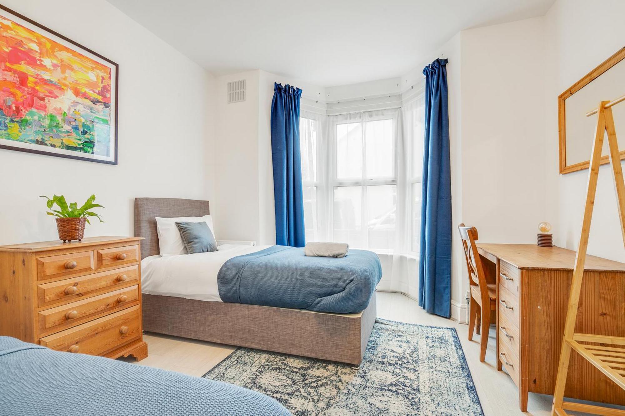 Spacious House In North London, Very Close To Train Station And Bus Stops, Near Tottenham Stadium & Lots Of Parking *
