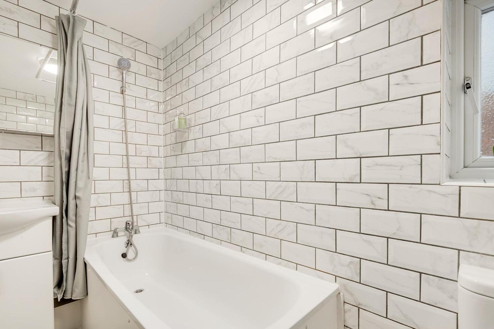 Spacious House In North London, Very Close To Train Station And Bus Stops, Near Tottenham Stadium & Lots Of Parking * London