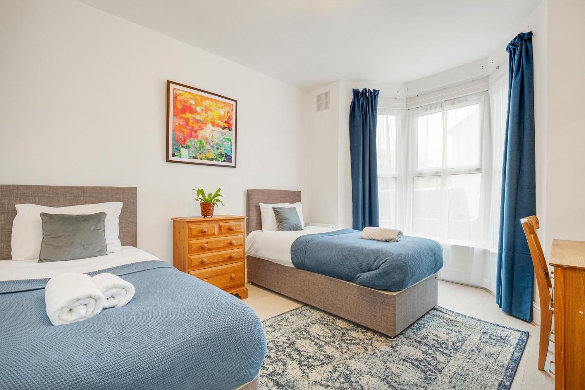 Spacious House In North London, Very Close To Train Station And Bus Stops, Near Tottenham Stadium & Lots Of Parking Apartment