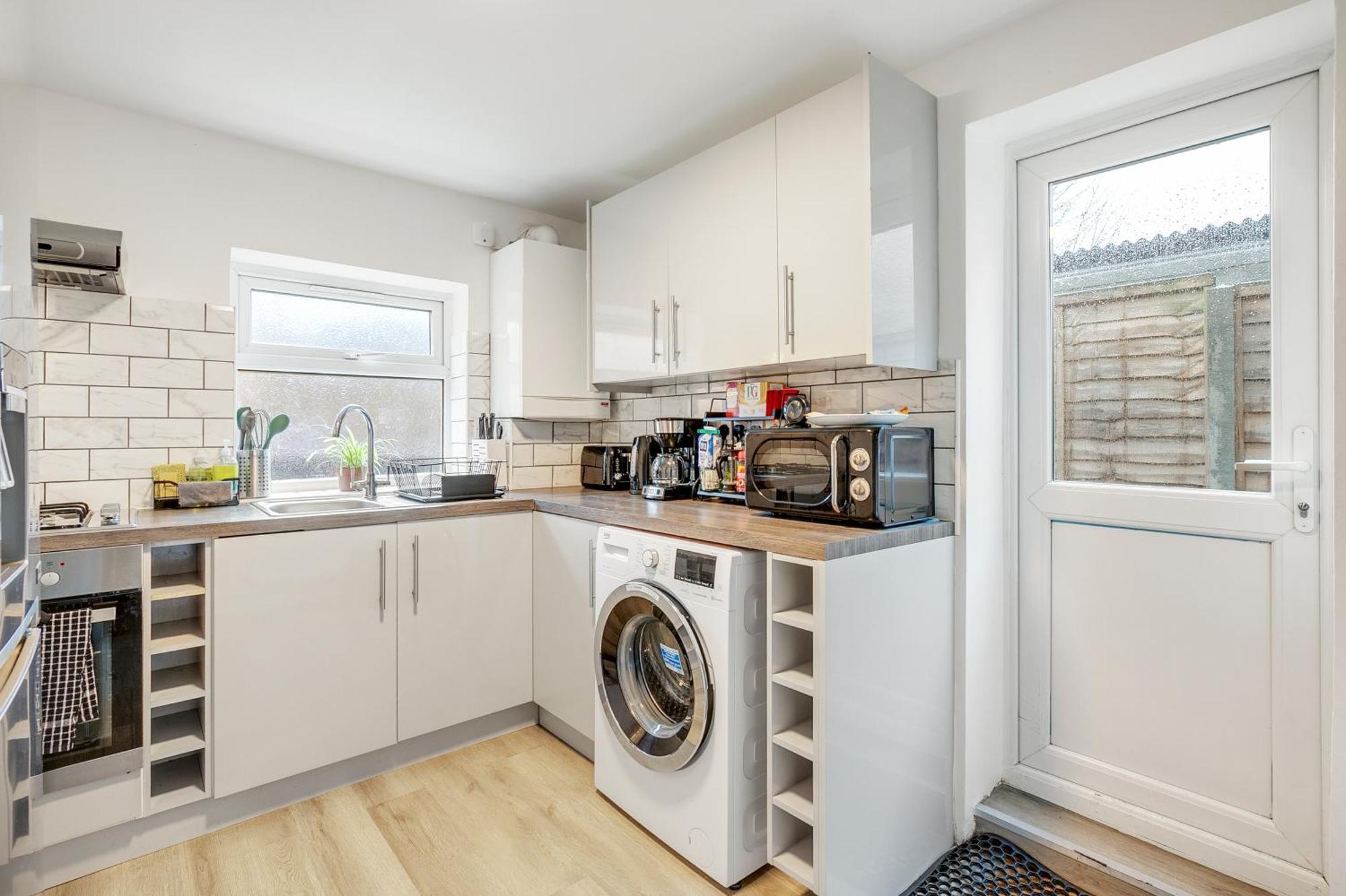 Apartment Spacious House In North London, Very Close To Train Station And Bus Stops, Near Tottenham Stadium & Lots Of Parking