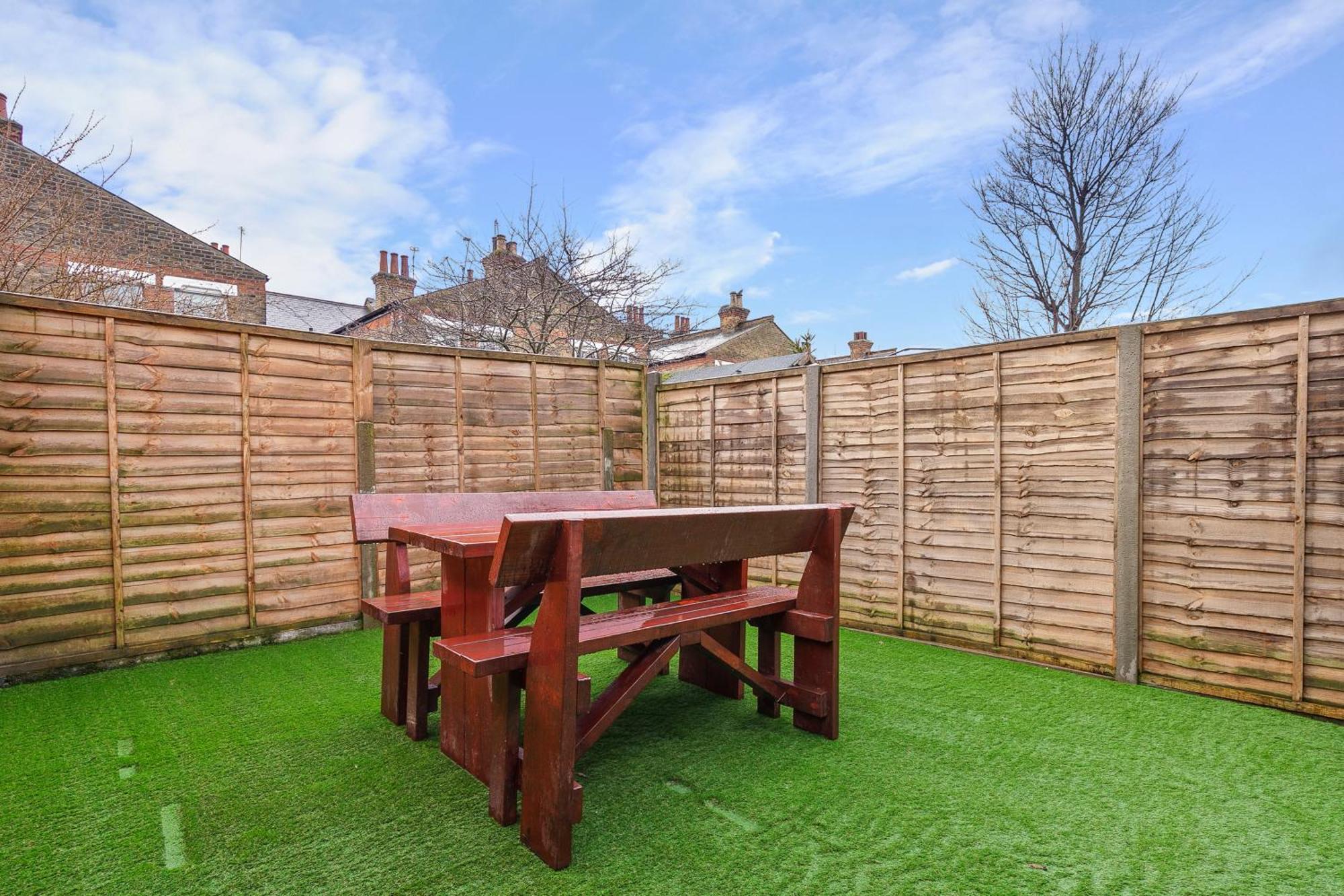 Apartment Spacious House In North London, Very Close To Train Station And Bus Stops, Near Tottenham Stadium & Lots Of Parking London