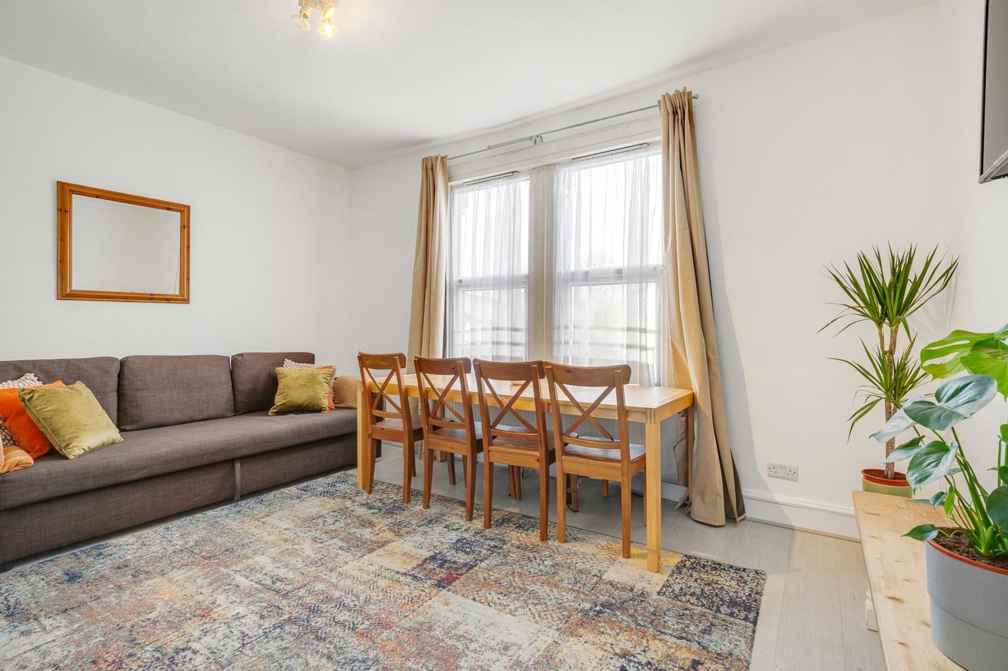 Spacious House In North London, Very Close To Train Station And Bus Stops, Near Tottenham Stadium & Lots Of Parking *