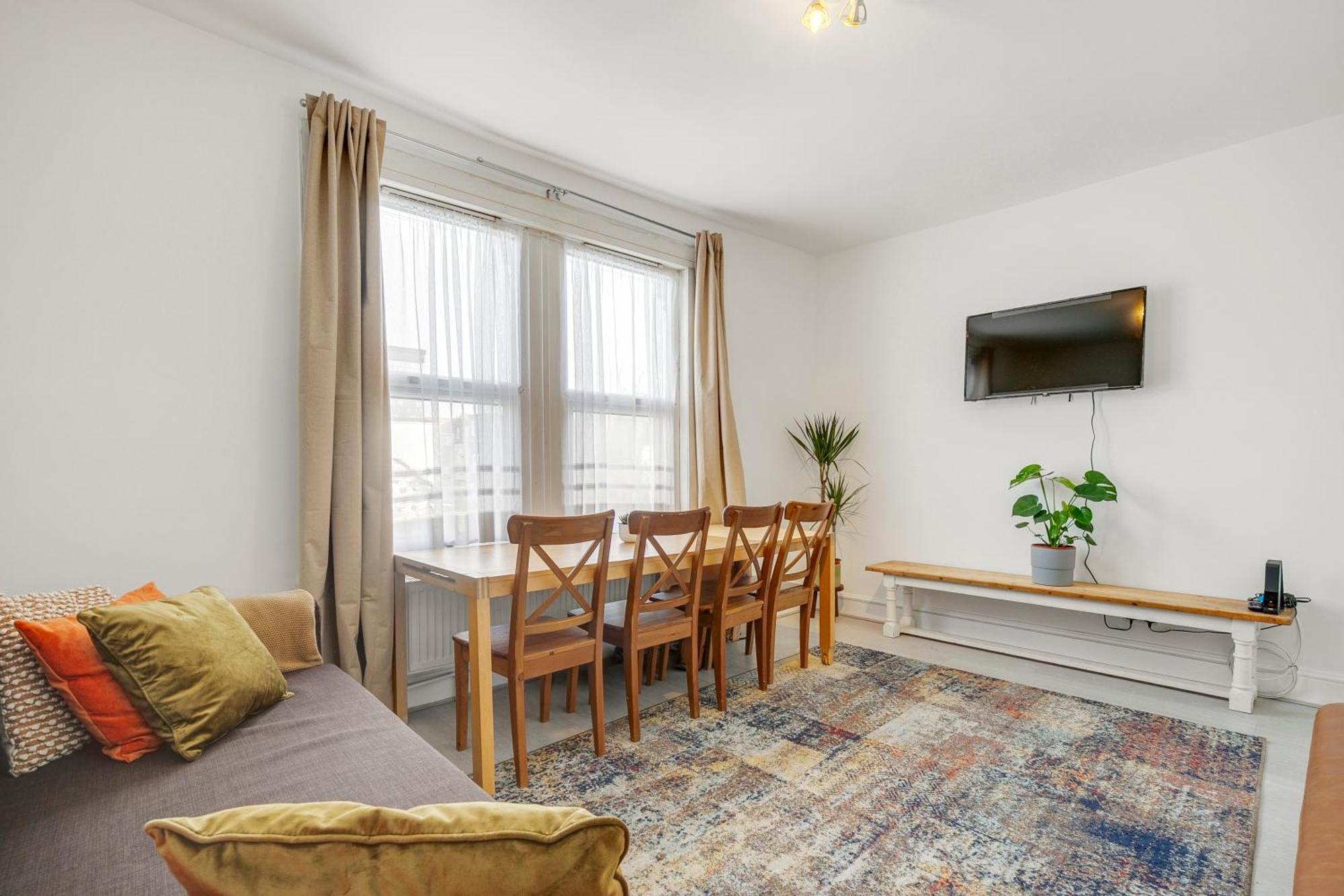 Spacious House In North London, Very Close To Train Station And Bus Stops, Near Tottenham Stadium & Lots Of Parking London