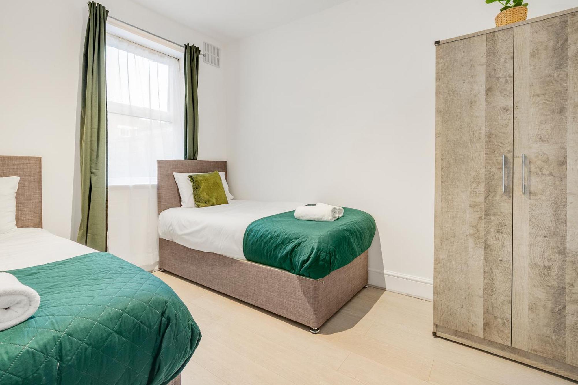 Apartment Spacious House In North London, Very Close To Train Station And Bus Stops, Near Tottenham Stadium & Lots Of Parking *