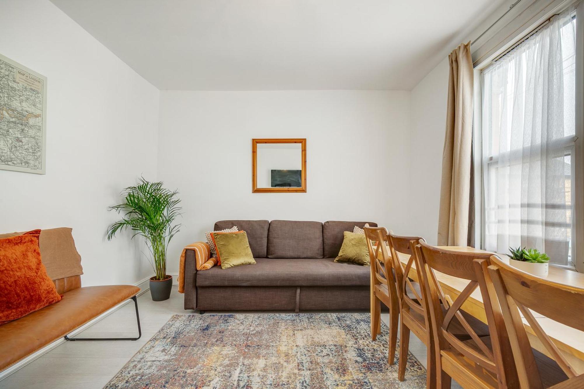Spacious House In North London, Very Close To Train Station And Bus Stops, Near Tottenham Stadium & Lots Of Parking Apartment London