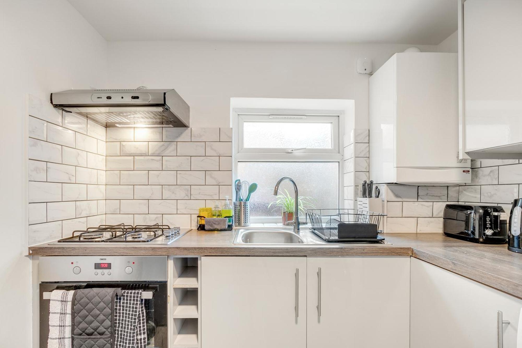 Spacious House In North London, Very Close To Train Station And Bus Stops, Near Tottenham Stadium & Lots Of Parking