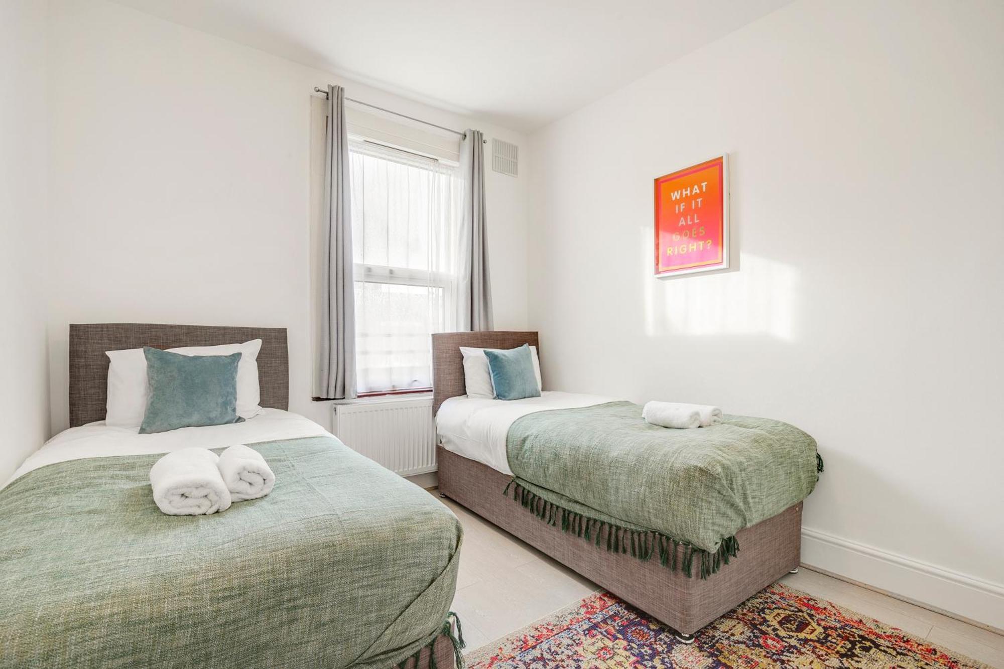 Apartment Spacious House In North London, Very Close To Train Station And Bus Stops, Near Tottenham Stadium & Lots Of Parking