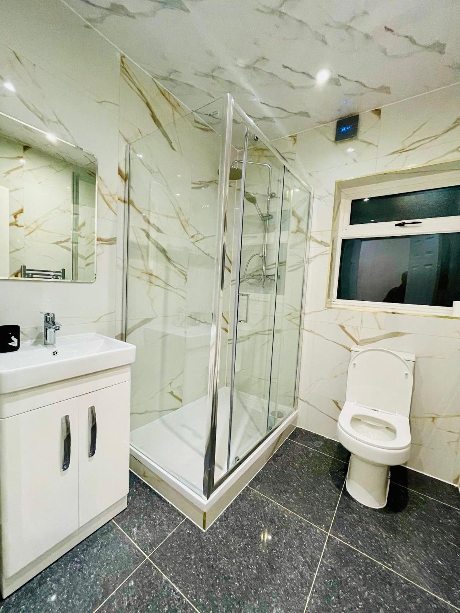 Holiday home Luxury 2 Bed House With Parking, 5 Min Walk To Station & Ldo *