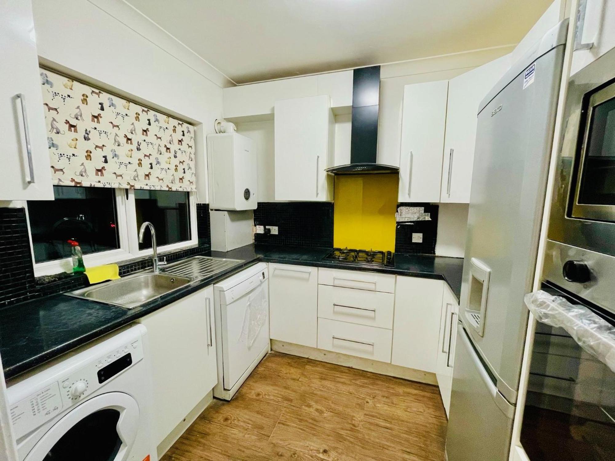 Luxury 2 Bed House With Parking, 5 Min Walk To Station & Ldo London