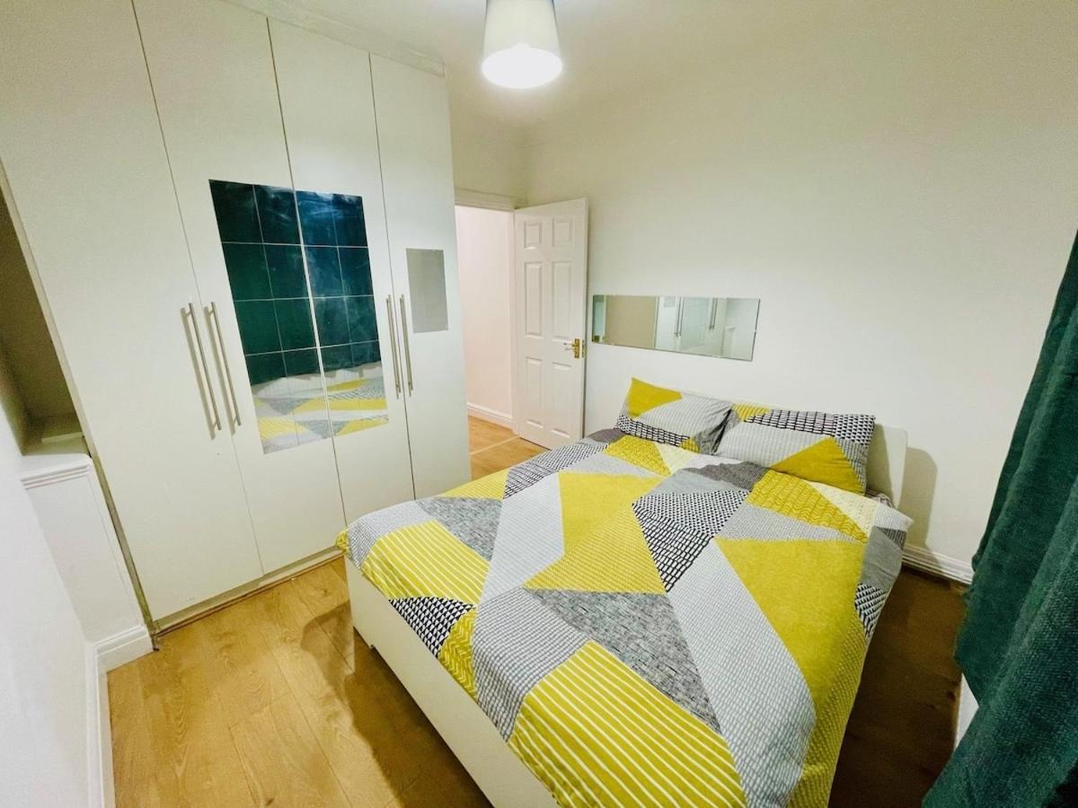 Luxury 2 Bed House With Parking, 5 Min Walk To Station & Ldo * London