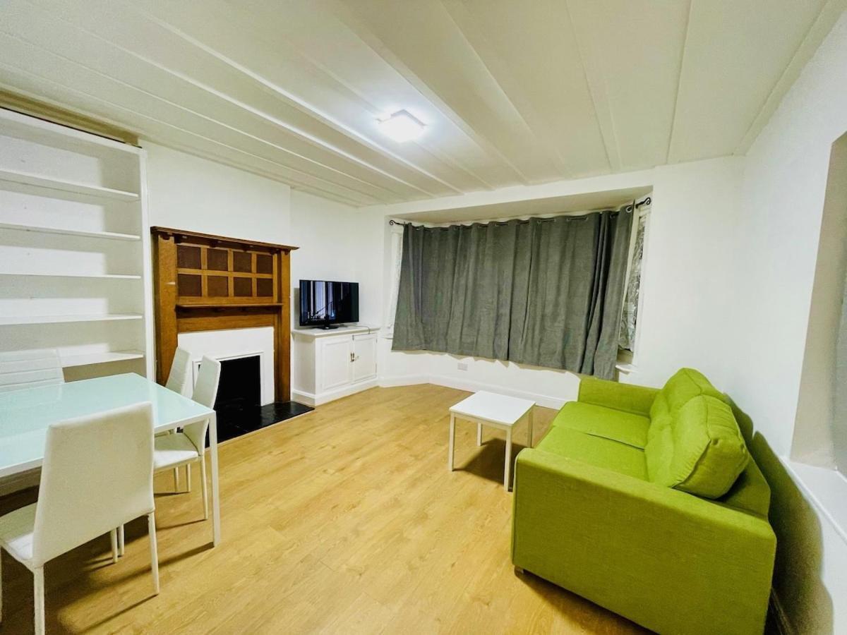 Luxury 2 Bed House With Parking, 5 Min Walk To Station & Ldo