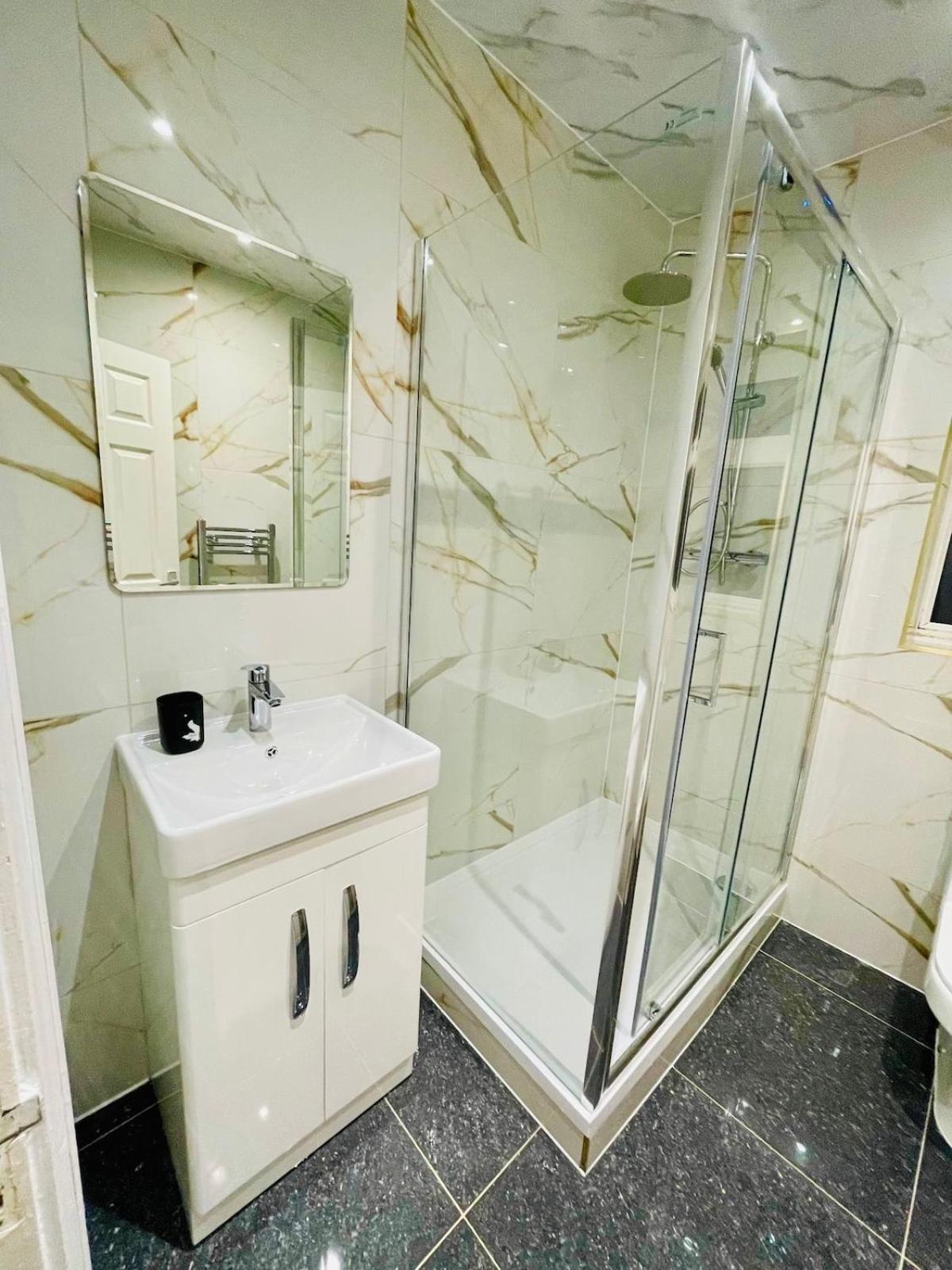 Luxury 2 Bed House With Parking, 5 Min Walk To Station & Ldo Holiday home *