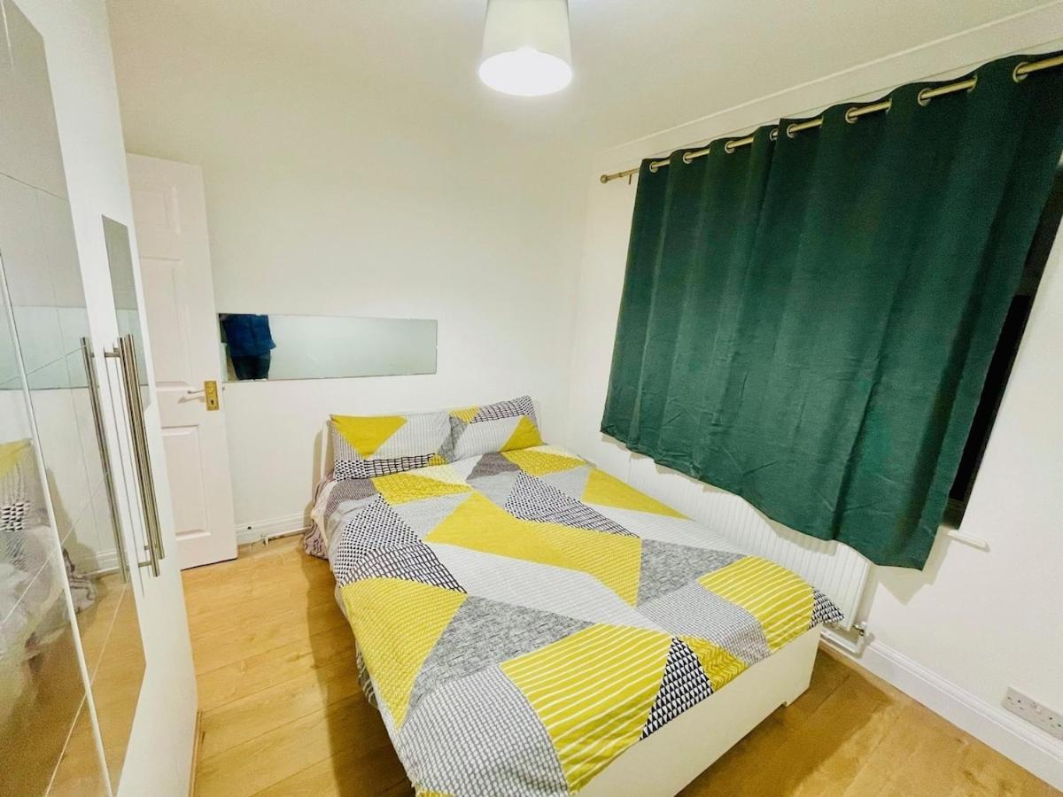 Luxury 2 Bed House With Parking, 5 Min Walk To Station & Ldo *