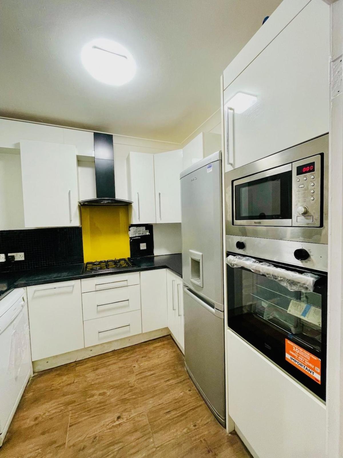 Luxury 2 Bed House With Parking, 5 Min Walk To Station & Ldo Holiday home London