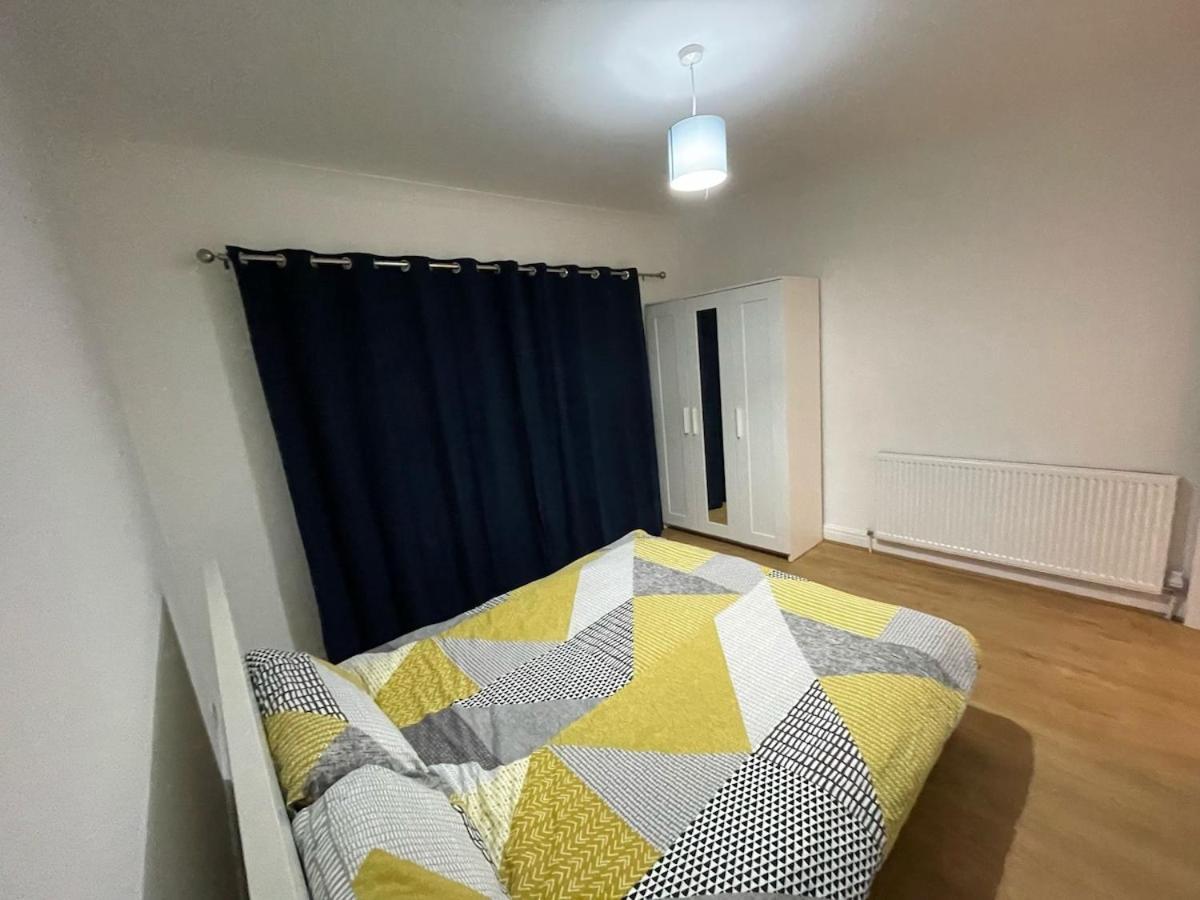 Luxury 2 Bed House With Parking, 5 Min Walk To Station & Ldo Holiday home London