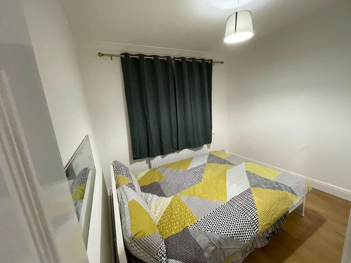 Holiday home Luxury 2 Bed House With Parking, 5 Min Walk To Station & Ldo London