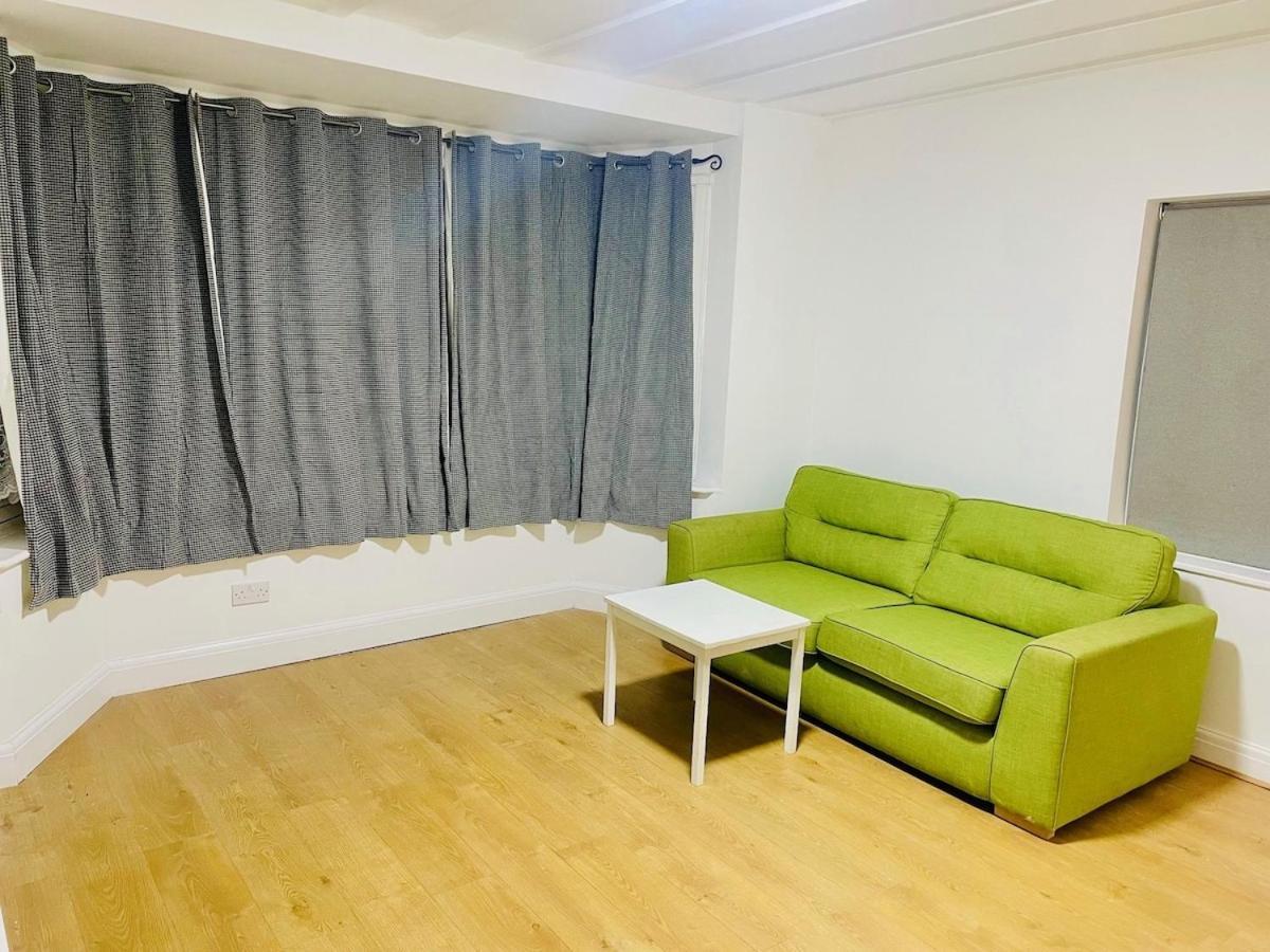 Luxury 2 Bed House With Parking, 5 Min Walk To Station & Ldo Holiday home *