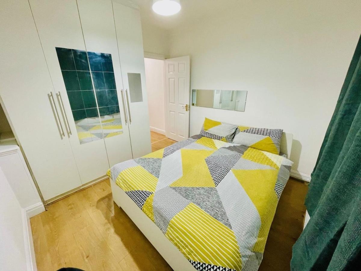 Luxury 2 Bed House With Parking, 5 Min Walk To Station & Ldo Holiday home *